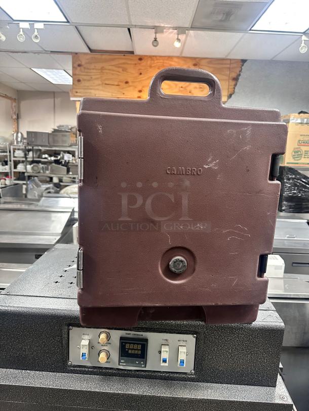 Clean Cambro 300MPC Front-Load Insulated Food Pan Carriers - Image 1 of 11