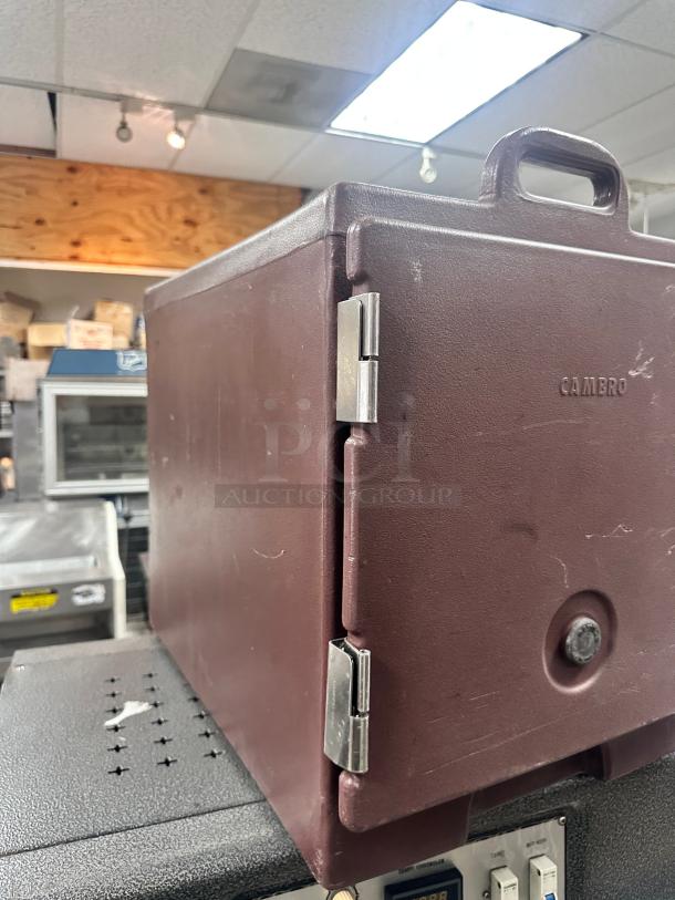 Clean Cambro 300MPC Front-Load Insulated Food Pan Carriers - Image 2 of 11