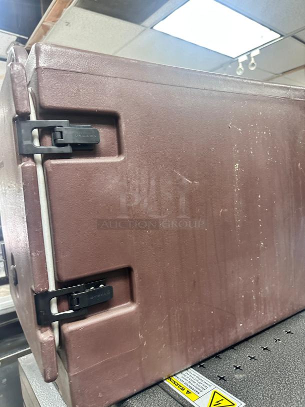 Clean Cambro 300MPC Front-Load Insulated Food Pan Carriers - Image 4 of 11