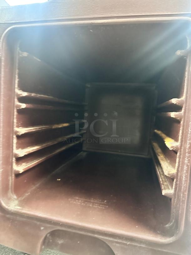 Clean Cambro 300MPC Front-Load Insulated Food Pan Carriers - Image 6 of 11