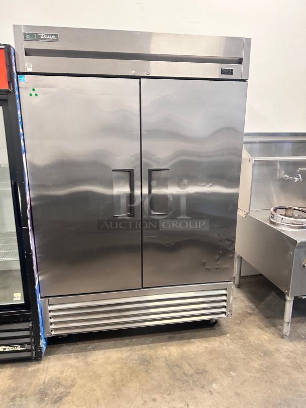 Excellent True 54" Two Staginess Door Reach In Freezer 115v Tested and Working! - Image 5 of 9