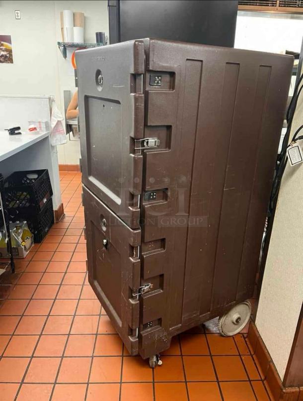 Excellent Cambro  Insulated Food Carrier w/ (26) Pan Capacity, Security Package, Brown - Image 3 of 4
