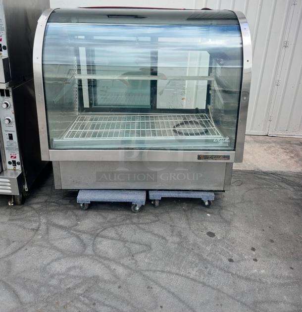 Excellent True 48" Refrigerated Deli Case w/ Curved Glass - (3) Levels, White, 115v Tested and Working! - Image 2 of 9