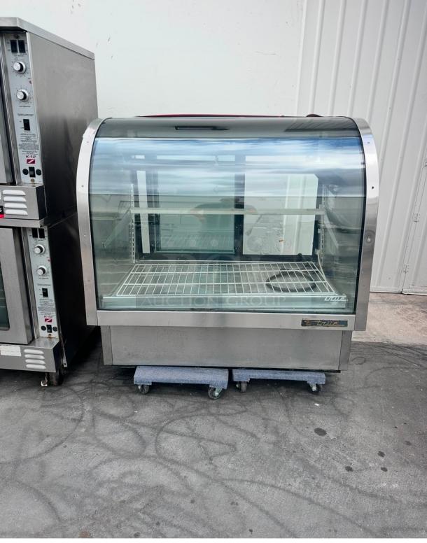 Excellent True 48" Refrigerated Deli Case w/ Curved Glass - (3) Levels, White, 115v Tested and Working! - Image 3 of 9