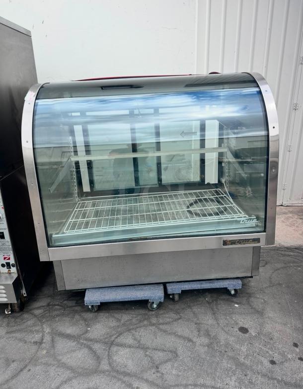 Excellent True 48" Refrigerated Deli Case w/ Curved Glass - (3) Levels, White, 115v Tested and Working! - Image 4 of 9