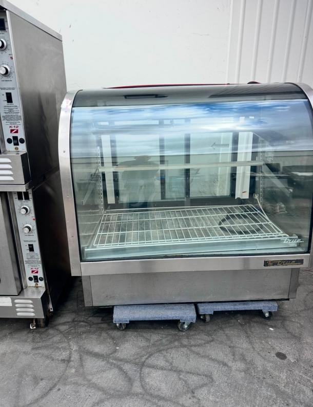 Excellent True 48" Refrigerated Deli Case w/ Curved Glass - (3) Levels, White, 115v Tested and Working! - Image 5 of 9