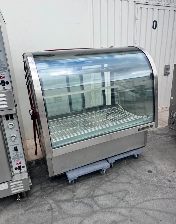 Excellent True 48" Refrigerated Deli Case w/ Curved Glass - (3) Levels, White, 115v Tested and Working! - Image 6 of 9