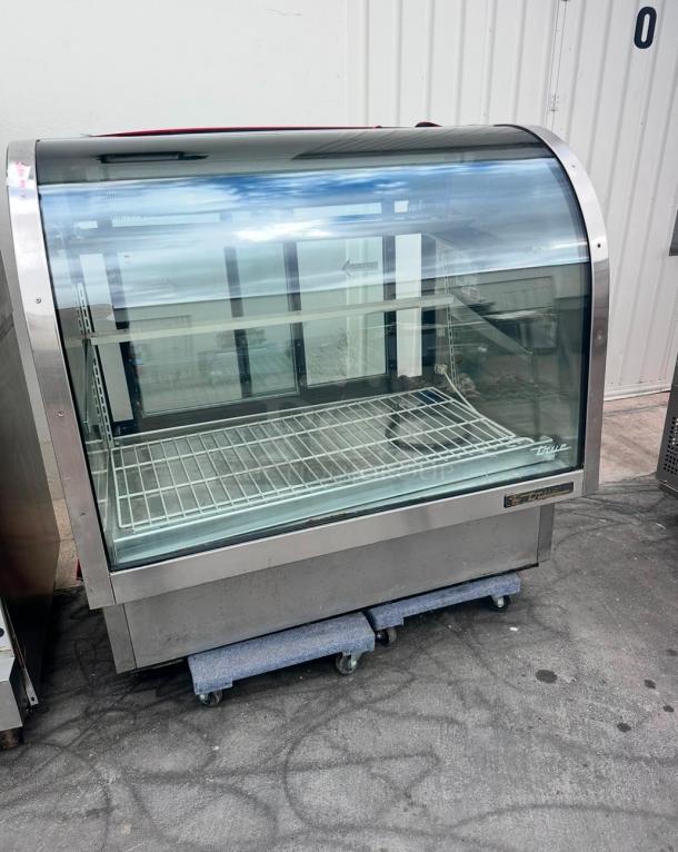 Excellent True 48" Refrigerated Deli Case w/ Curved Glass - (3) Levels, White, 115v Tested and Working! - Image 7 of 9