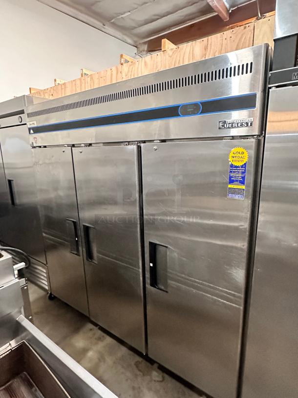 Excellent Everest  ESR3 74" Three Door Reach In Refrigerator 115v Tested and Working! - Image 5 of 6