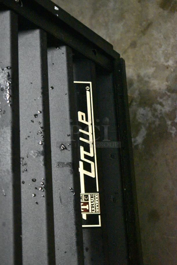True GDM-23 ENERGY STAR Metal Commercial Single Door Reach In Cooler Merchandiser w/ Poly Coated Racks on Commercial Casters. 115 Volts, 1 Phase. Tested and Working! - Image 2 of 5