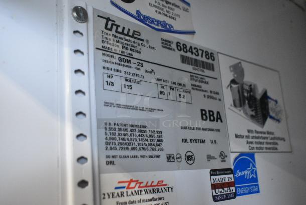 True GDM-23 ENERGY STAR Metal Commercial Single Door Reach In Cooler Merchandiser w/ Poly Coated Racks on Commercial Casters. 115 Volts, 1 Phase. Tested and Working! - Image 5 of 5