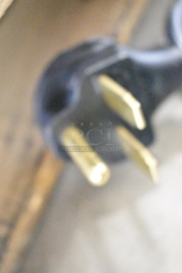BRAND NEW SCRATCH AND DENT! 2024 KoolMore KM-CTCO-44 Stainless Steel Countertop Electric Powered Convection Oven. See Pictures for Broken Glass. 208/240 Volts, 1 Phase. - Image 8 of 8