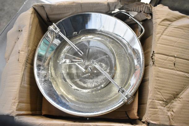 BRAND NEW SCRATCH AND DENT! L. Teller M500 14" Diameter Tin-Plated #5 Rotary Food Mill 3mm Grid - 8 Qt. Capacity - Image 3 of 5