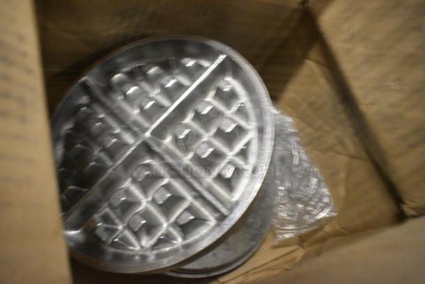BRAND NEW SCRATCH AND DENT! 59177002 Nemco 77002 Removable 7" Grid Set with Grid Post for 7020 Series Waffle Makers - Image 1 of 5