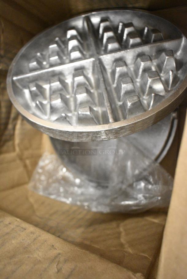 BRAND NEW SCRATCH AND DENT! 59177002 Nemco 77002 Removable 7" Grid Set with Grid Post for 7020 Series Waffle Makers - Image 4 of 5