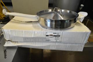 2 BRAND NEW SCRATCH AND DENT! Vigor 473SSAUTPN5 Vigor SS1 Series 5 Qt. Stainless Steel Aluminum-Clad Saute Pan with Lid and Helper Handle. 2 Times Your Bid!