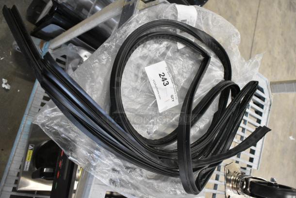 BRAND NEW SCRATCH AND DENT! 2702940 Continental Refrigerator 2-940 Gasket 478EGRCB140NG - Image 1 of 4
