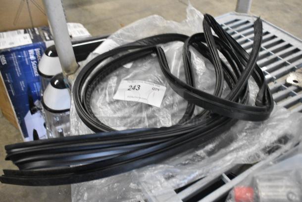 BRAND NEW SCRATCH AND DENT! 2702940 Continental Refrigerator 2-940 Gasket 478EGRCB140NG - Image 2 of 4