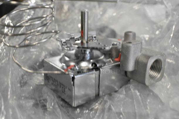 2 BRAND NEW SCRATCH AND DENT! Items Including Garland / US Range 4531139 Gs Thermostat-G/Ut Series HP4531139 and Garland / US Range CKG0893-01 Griddle Thermostat 100F 450F K HPG089301. 2 Times Your Bid! - Image 4 of 9