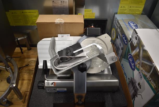 BRAND NEW SCRATCH AND DENT! 2021 Globe SG13-84 Stainless Steel Commercial Countertop Heavy-Duty Advanced Manual Meat Slicer w/ Blade Sharpener. 110 Volts, 1 Phase. Tested and Working! - Image 2 of 8