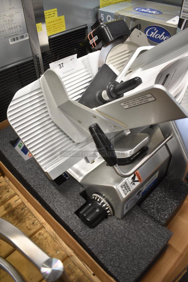 BRAND NEW SCRATCH AND DENT! 2021 Globe SG13-84 Stainless Steel Commercial Countertop Heavy-Duty Advanced Manual Meat Slicer w/ Blade Sharpener. 110 Volts, 1 Phase. Tested and Working! - Image 4 of 8