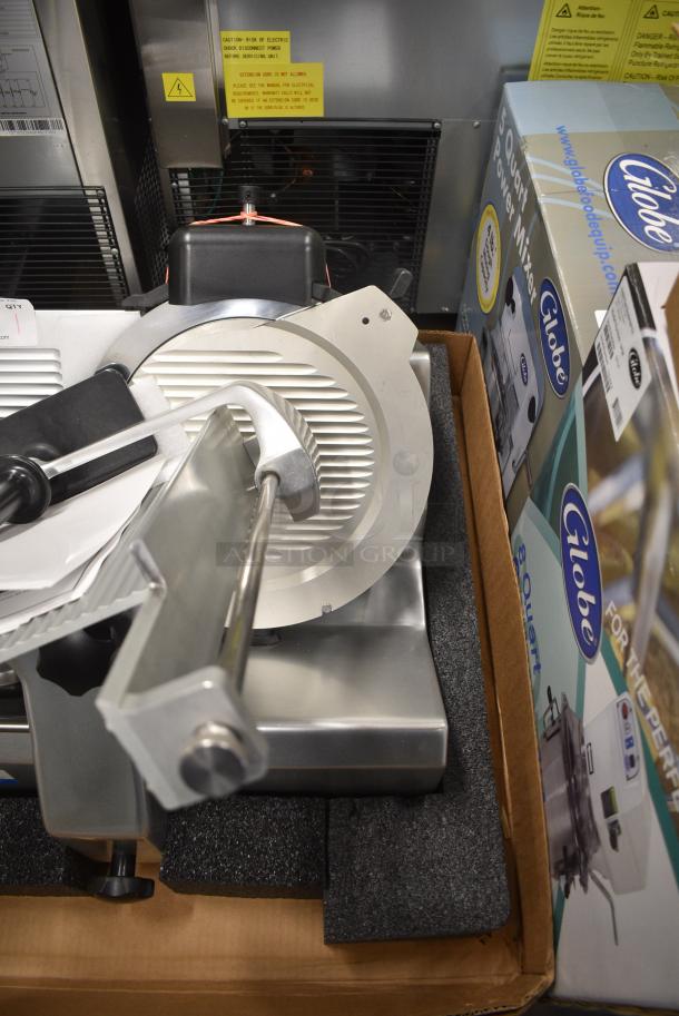 BRAND NEW SCRATCH AND DENT! 2021 Globe SG13-84 Stainless Steel Commercial Countertop Heavy-Duty Advanced Manual Meat Slicer w/ Blade Sharpener. 110 Volts, 1 Phase. Tested and Working! - Image 5 of 8