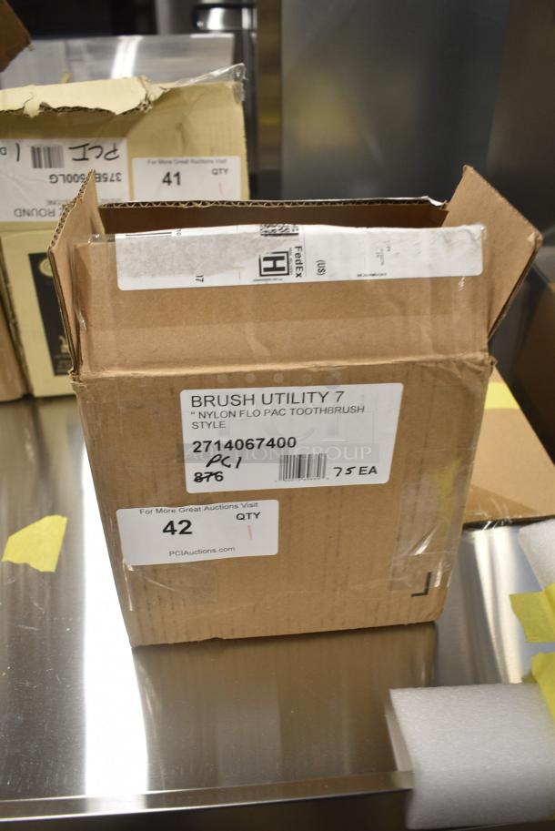 BRAND NEW SCRATCH AND DENT! Case of 6 Boxes of 12 2714067400 Carlisle 4067400 Flo Pac 7" Nylon Utility Brush with Polypropylene Handle - Image 2 of 4