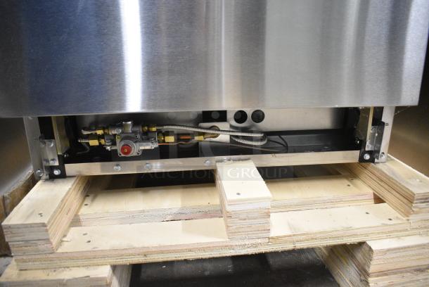 BRAND NEW SCRATCH AND DENT! Migali C-RO4 Stainless Steel Commercial Propane Gas Powered 4 Burner Range w/ Oven. Serial C-RO4USB200318100700920004. - Image 9 of 10