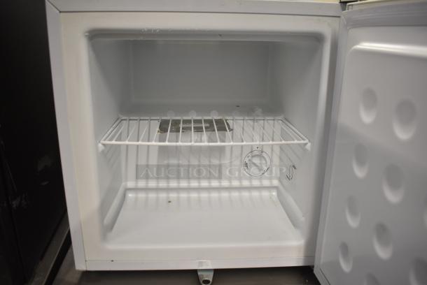 EdgeStar CMF151L Mini Freezer. 115 Volts, 1 Phase. Tested and Working! - Image 3 of 5