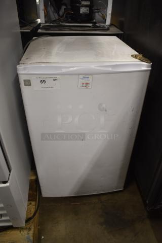 General Electric GE GMR04AAMBWW Mini Cooler. 115 Volts, 1 Phase. Tested and Does Not Power On