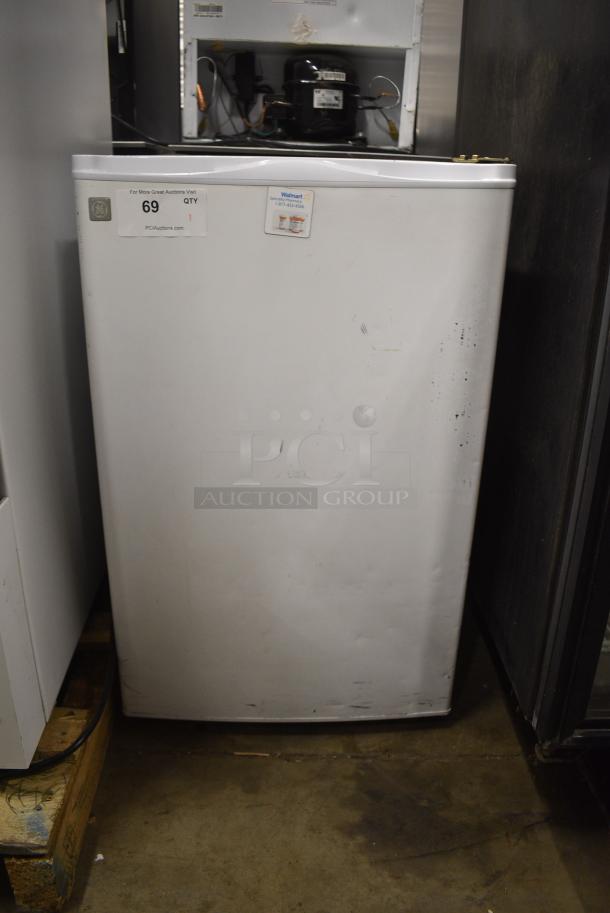 General Electric GE GMR04AAMBWW Mini Cooler. 115 Volts, 1 Phase. Tested and Does Not Power On - Image 3 of 7