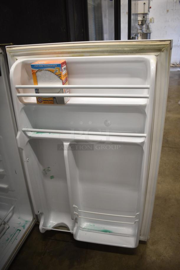 General Electric GE GMR04AAMBWW Mini Cooler. 115 Volts, 1 Phase. Tested and Does Not Power On - Image 5 of 7