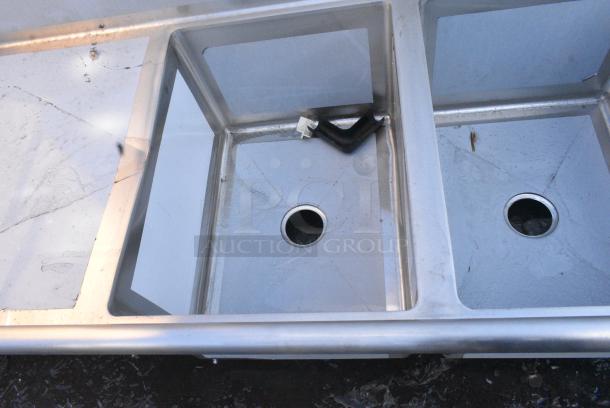 BRAND NEW SCRATCH AND DENT! Regency 600S3182424L 84 1/2" 16-Gauge Stainless Steel Three Compartment Commercial Sink with Cross Bracing and 1 Drainboard - 18" x 24" x 14" Bowls - Left Drainboard. No Legs. - Image 5 of 7