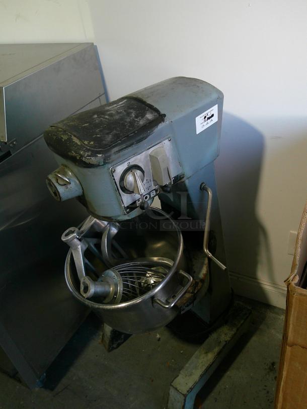 Nice Hobart D300 30 Quart Dough Bakery Pizza Mixer 115V 3/4 HP WITH ATTACHMENTS - Image 1 of 3