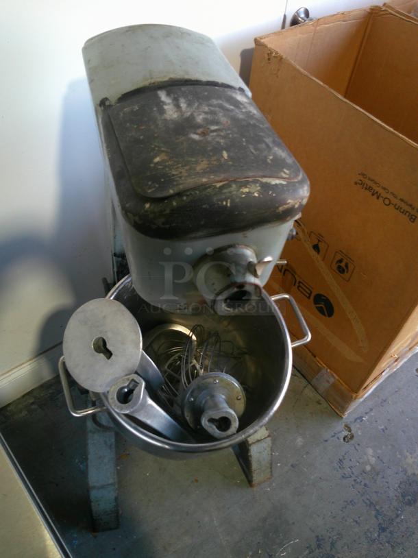 Nice Hobart D300 30 Quart Dough Bakery Pizza Mixer 115V 3/4 HP WITH ATTACHMENTS - Image 2 of 3