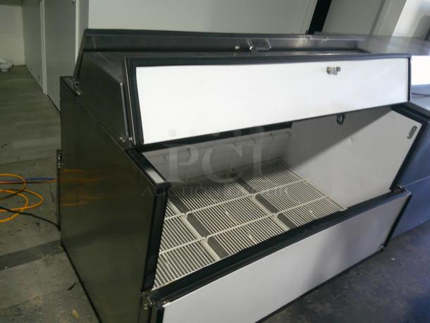 NICE WORKING True TMC-58-S-DS 58 1/4" 2 Sided Reach-In Cooler with Stainless Steel Exterior and Aluminum Interior - Image 4 of 7