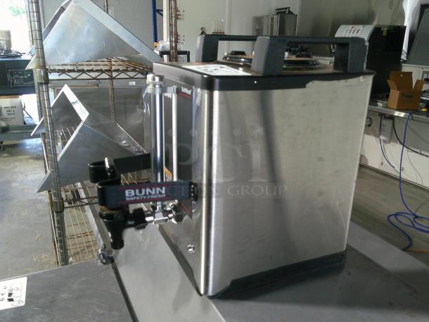 LIKE NEW Bunn Beverage Server - 1Gal(3.8L) SH-S Server, Stainless Steel - Image 3 of 5