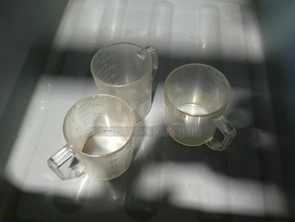 ALL ONE MONEY! Lot Plastic Measuring Pitchers - Image 2 of 4