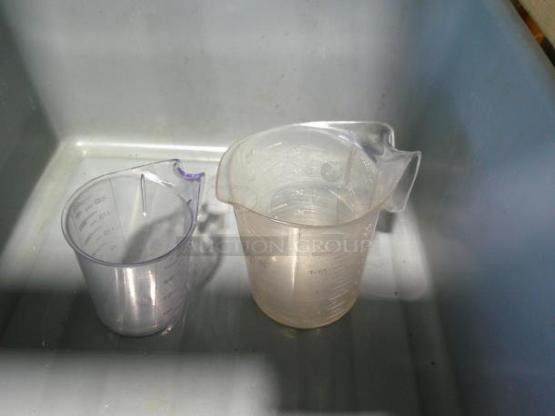 ALL ONE MONEY! Lot Plastic Measuring Pitchers - Image 3 of 4