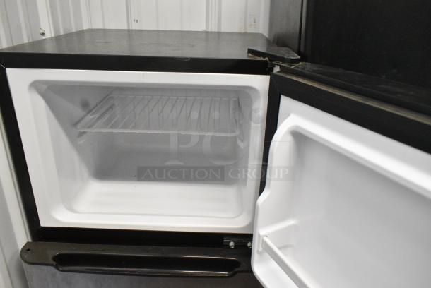 Frigidaire EFR463-COM Mini Cooler w/ Freezer. 115 Volts, 1 Phase. Tested and Working! - Image 3 of 9