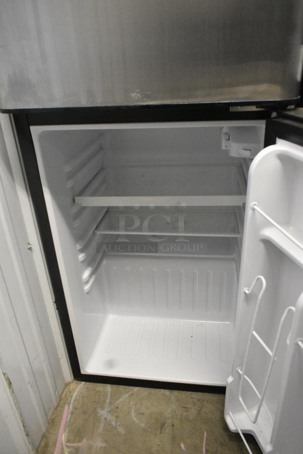 Frigidaire EFR463-COM Mini Cooler w/ Freezer. 115 Volts, 1 Phase. Tested and Working! - Image 5 of 9