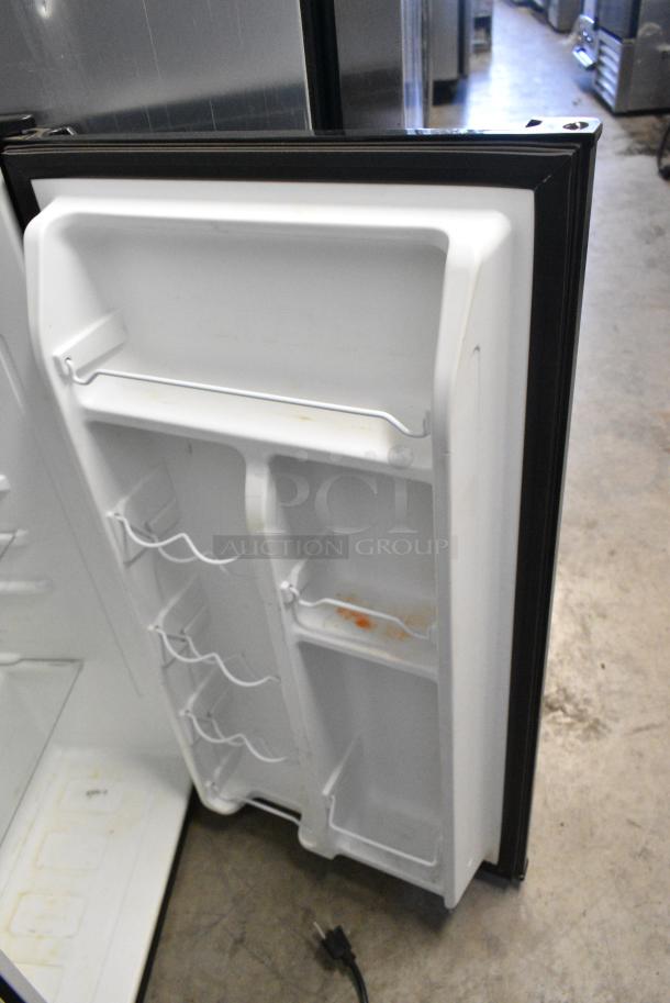 Galanz GLR33MBKE23 Mini Cooler. 115 Volts, 1 Phase. Tested and Working! - Image 4 of 6