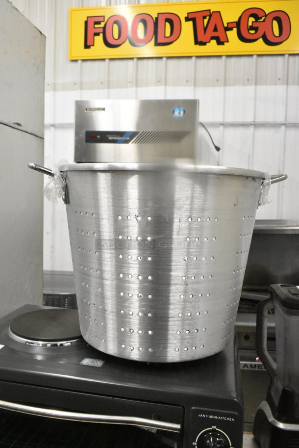 BRAND NEW SCRATCH AND DENT! Town 38015 60 Qt. Tapered Aluminum Vegetable Colander with Handles - Image 2 of 4