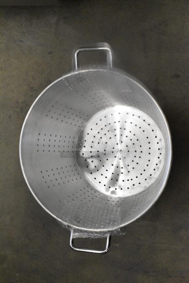 BRAND NEW SCRATCH AND DENT! Town 38015 60 Qt. Tapered Aluminum Vegetable Colander with Handles - Image 3 of 4