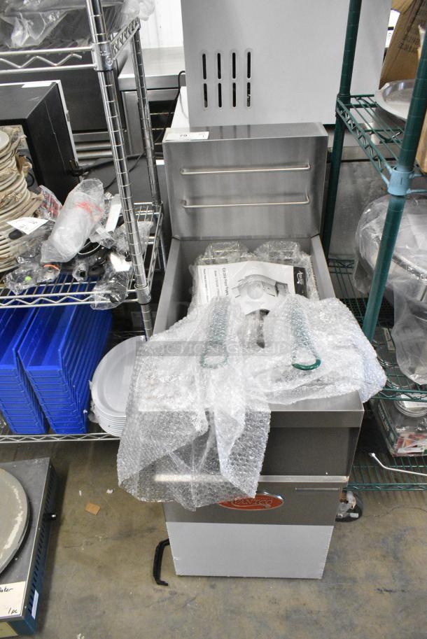 BRAND NEW SCRATCH AND DENT! 2024 Avantco 177EF40B EF40-208-1 Stainless Steel Commercial Floor Style 40 lb. Electric Floor Fryer w/ 2 Metal Fry Baskets. 208 Volts, 1 Phase - Image 2 of 10