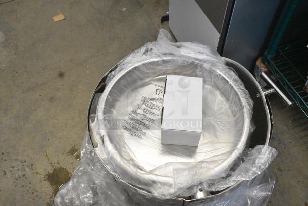BRAND NEW SCRATCH AND DENT! Stainless Steel Round Roll Top Chafer - Image 3 of 4