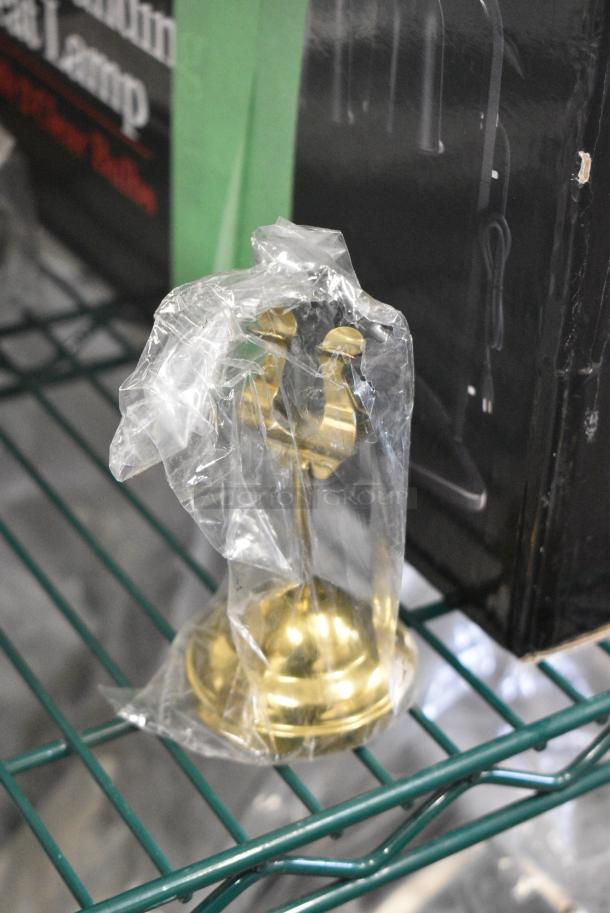 BRAND NEW SCRATCH AND DENT! Box of 3 124HPG4 American Metalcraft 4" Harp-Style Gold Weighted Number Stand - Image 1 of 5