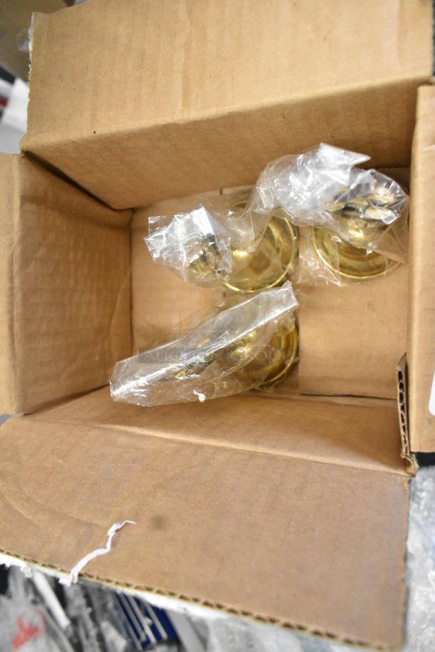 BRAND NEW SCRATCH AND DENT! Box of 3 124HPG4 American Metalcraft 4" Harp-Style Gold Weighted Number Stand - Image 4 of 5