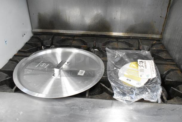 2 BRAND NEW SCRATCH AND DENT! Items Including 471SPC60 Choice 16 15/16" Aluminum Pot / Pan Cover and Lodge US011 Black 8 3/4" x 13" Oval Heat-Resistant Black Silicone Underliner. 2 Times Your Bid! - Image 2 of 6