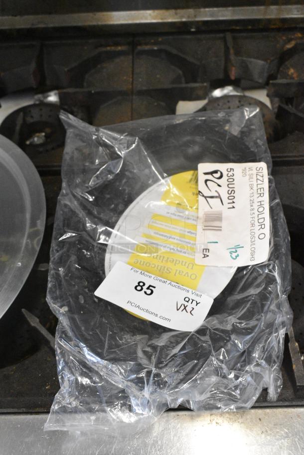 2 BRAND NEW SCRATCH AND DENT! Items Including 471SPC60 Choice 16 15/16" Aluminum Pot / Pan Cover and Lodge US011 Black 8 3/4" x 13" Oval Heat-Resistant Black Silicone Underliner. 2 Times Your Bid! - Image 5 of 6